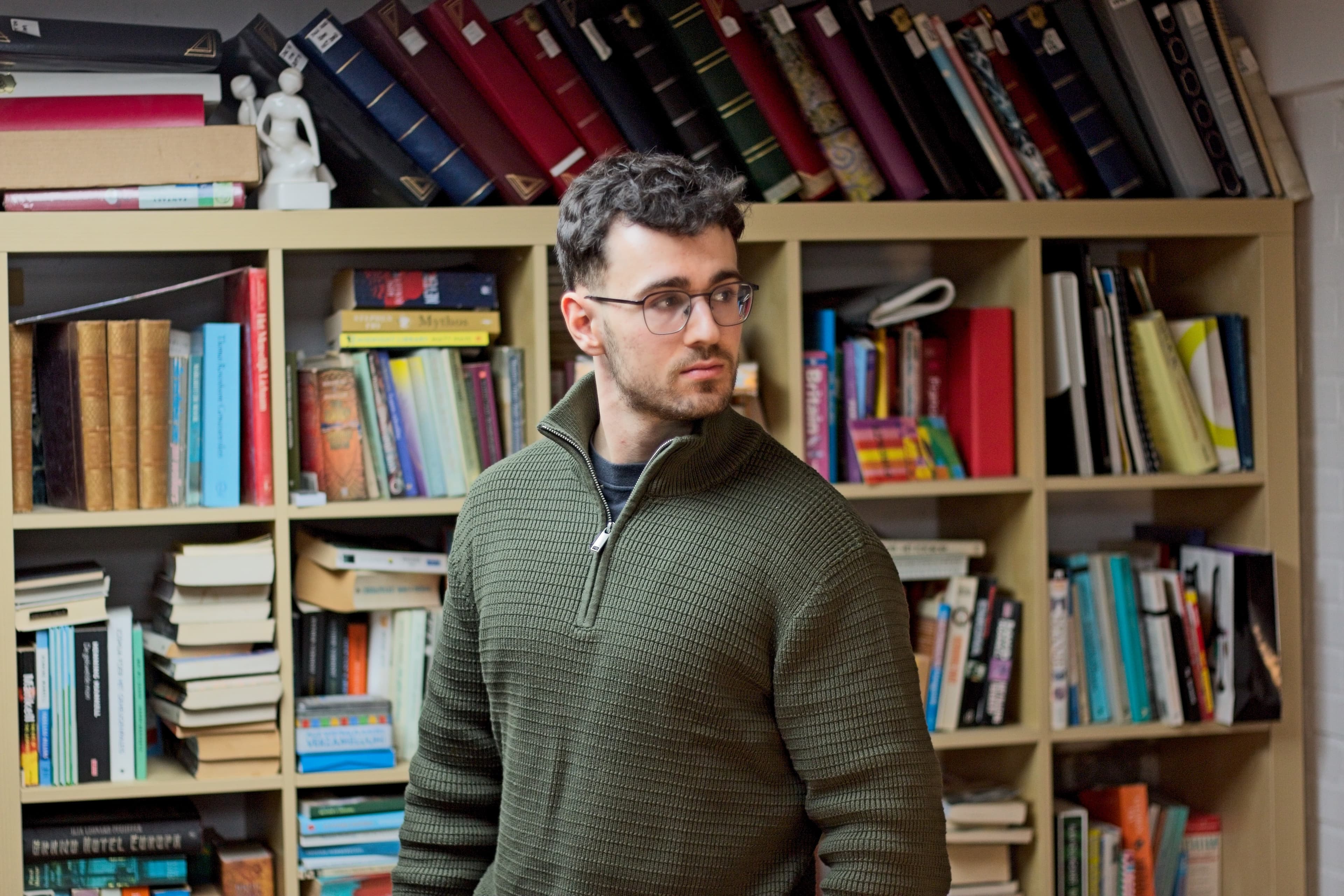 Boris van der Kruk, looking at a bookshelf he has definitely read all of